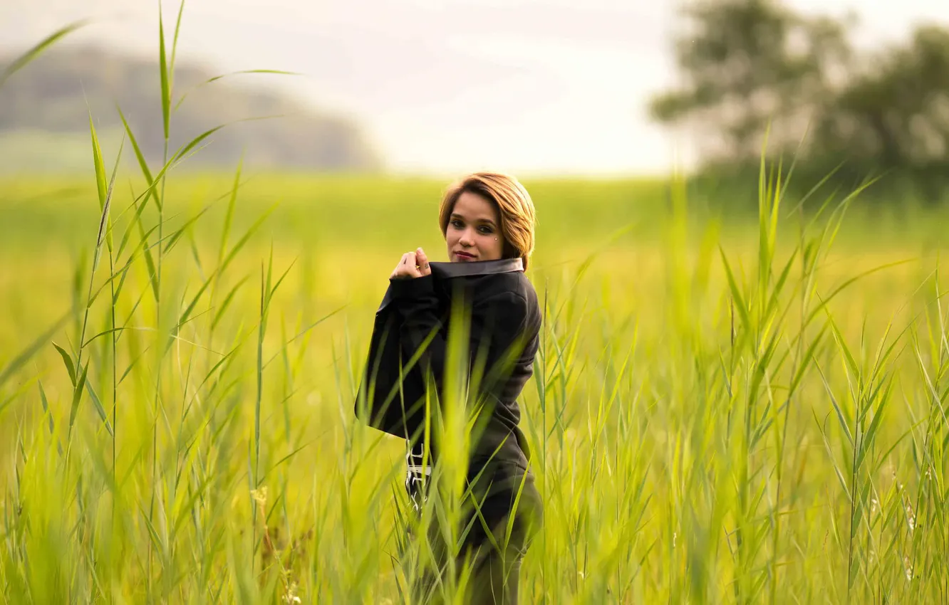 Фото обои зелень, поле, трава, девушка