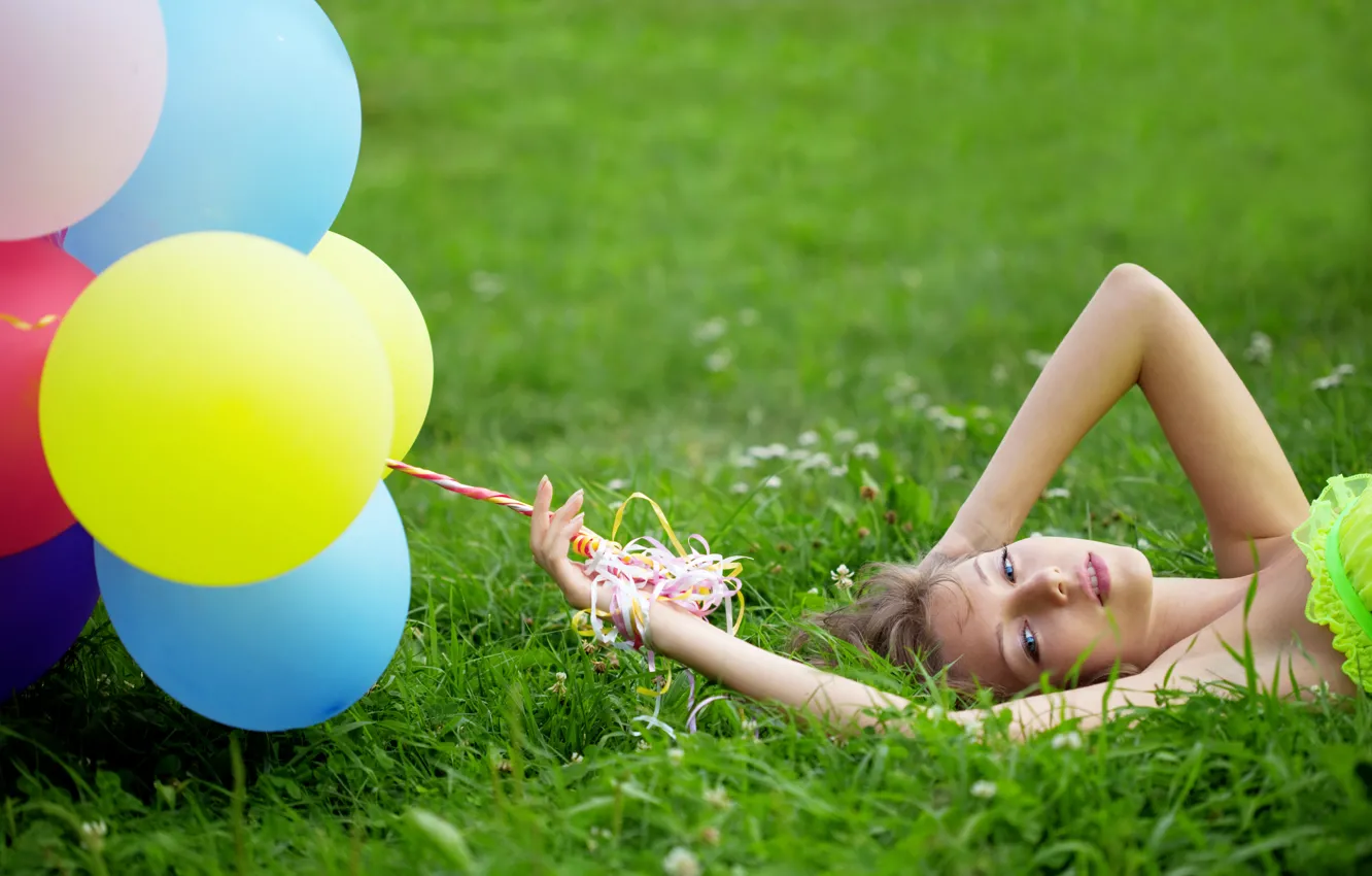Фото обои трава, девушка, воздушные шары, клевер, шатенка, голубоглазая