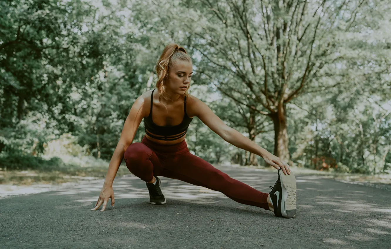 Фото обои деревья, парк, trees, park, exercise, упражнение, beautiful woman, красивая женщина