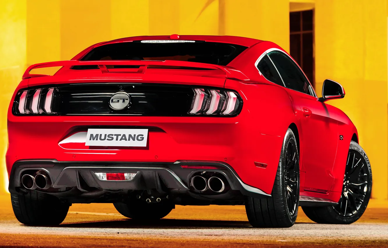 Фото обои красный, Ford, вид сзади, Fastback, 2018, Mustang GT