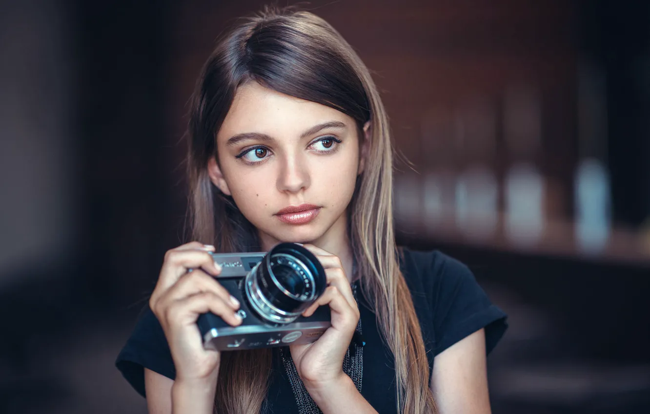 Фото обои девушка, фотоаппарат, The Young Photographer
