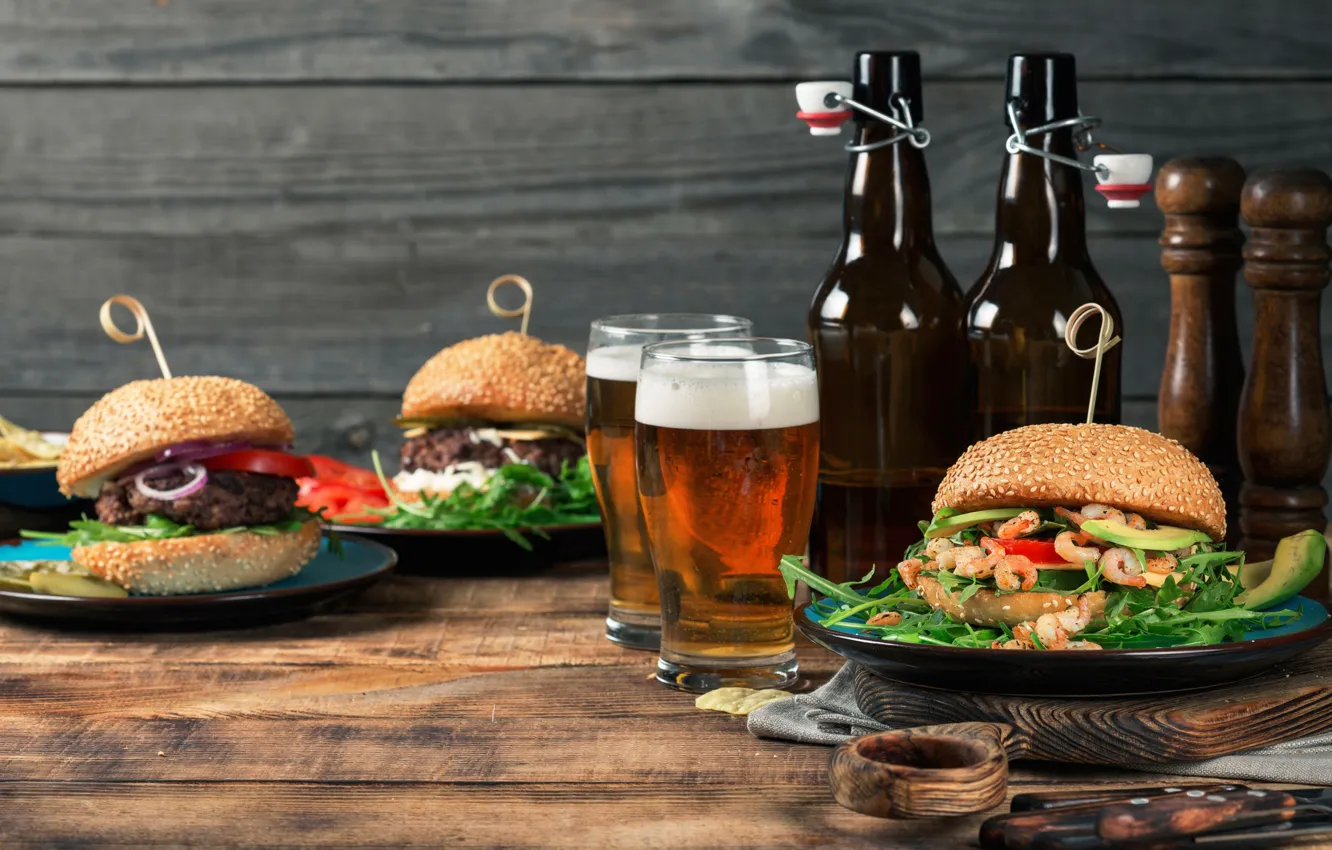 Фото обои зелень, доски, пиво, бутылки, гамбургер, котлета, beer, булочка