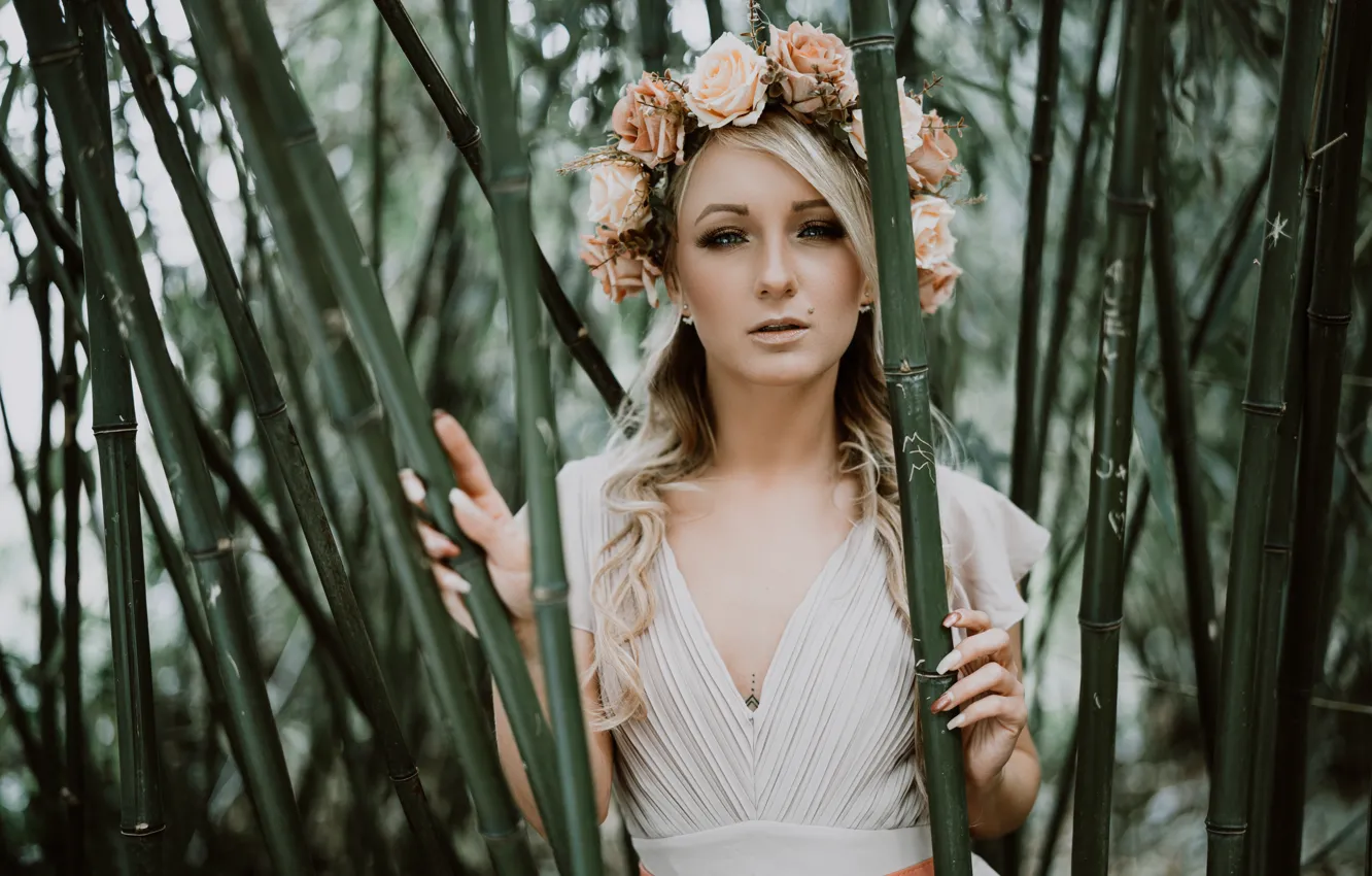 Фото обои взгляд, цветы, модель, розы, бамбук, макияж, венок, Monika Metzner