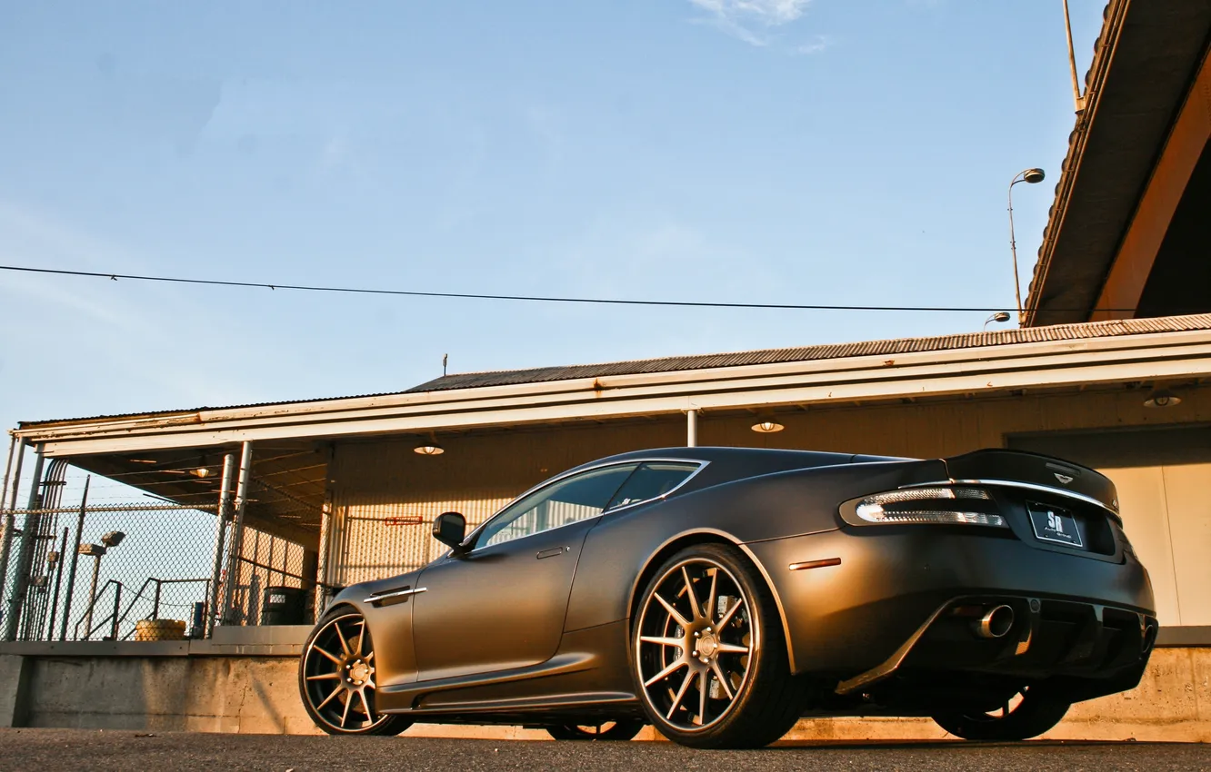 Фото обои чёрный, Aston Martin, здание, DBS, матовый, ограждение, вид сзади, Астон Мартин