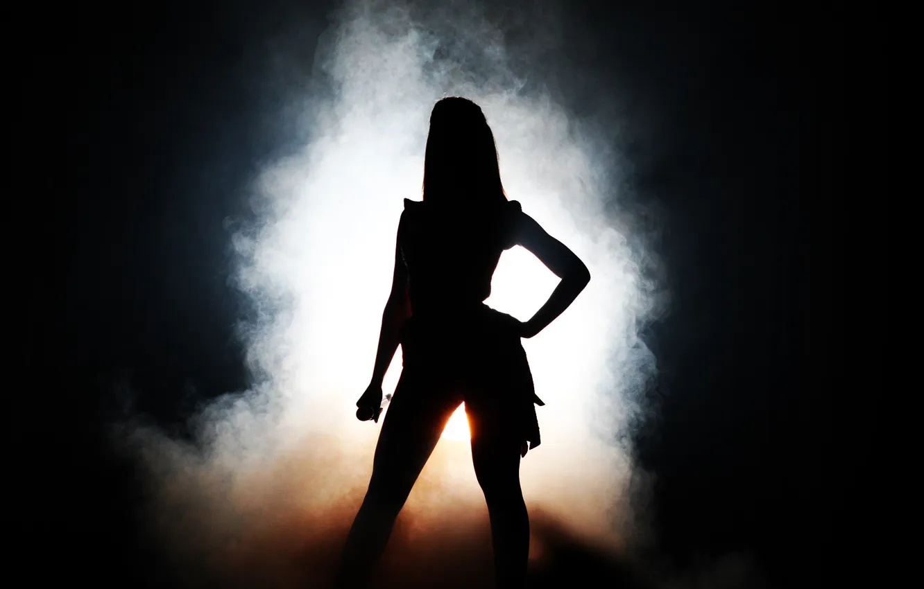 Фото обои свет, темнота, дым, сцена, микрофон, певица, Beyonce