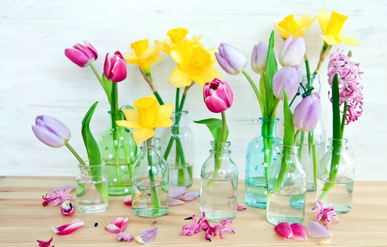 Фото обои цветы, бутылки, вазочки