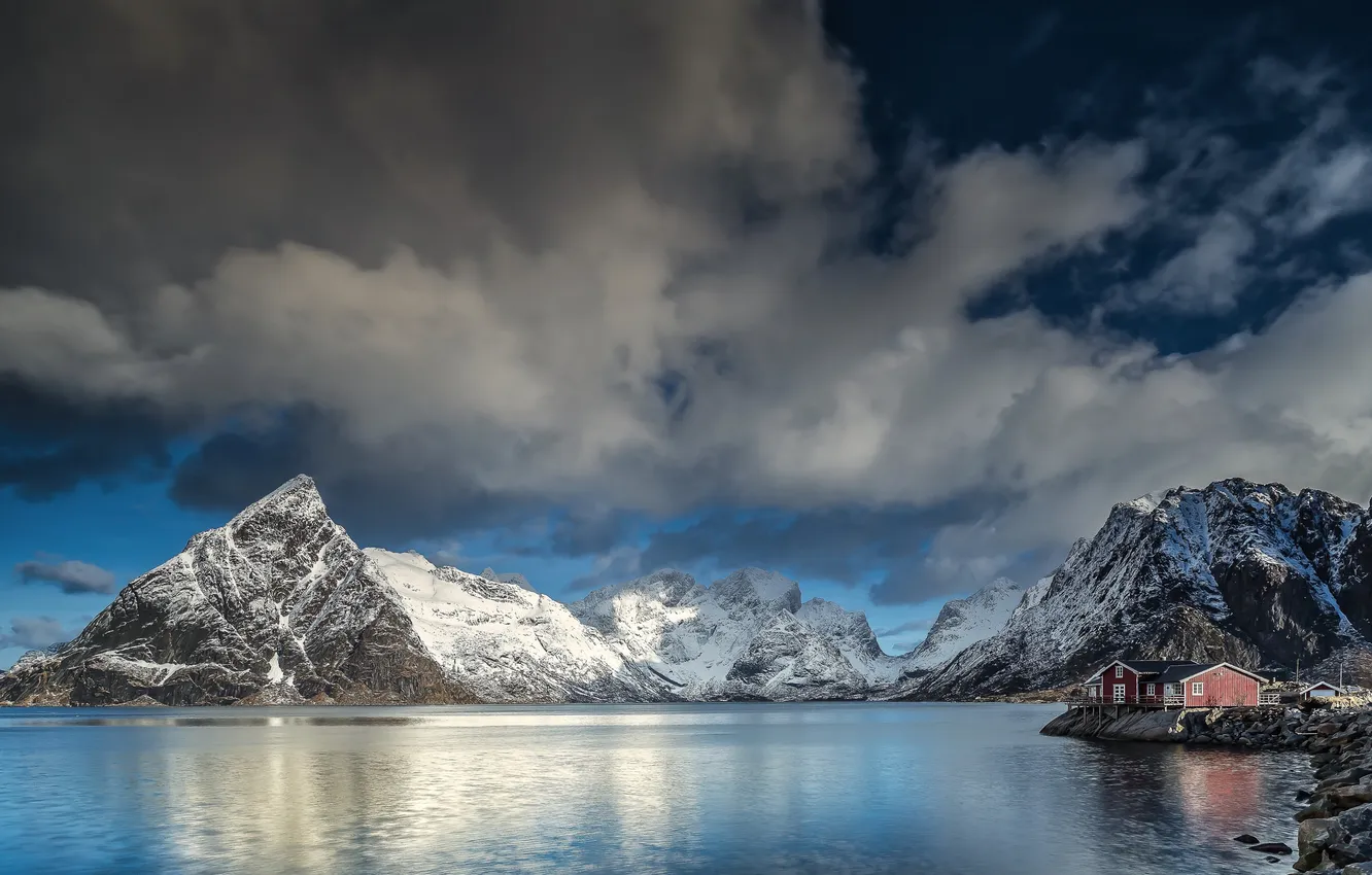 Фото обои небо, снег, горы, берег, побережье, дома, Норвегия