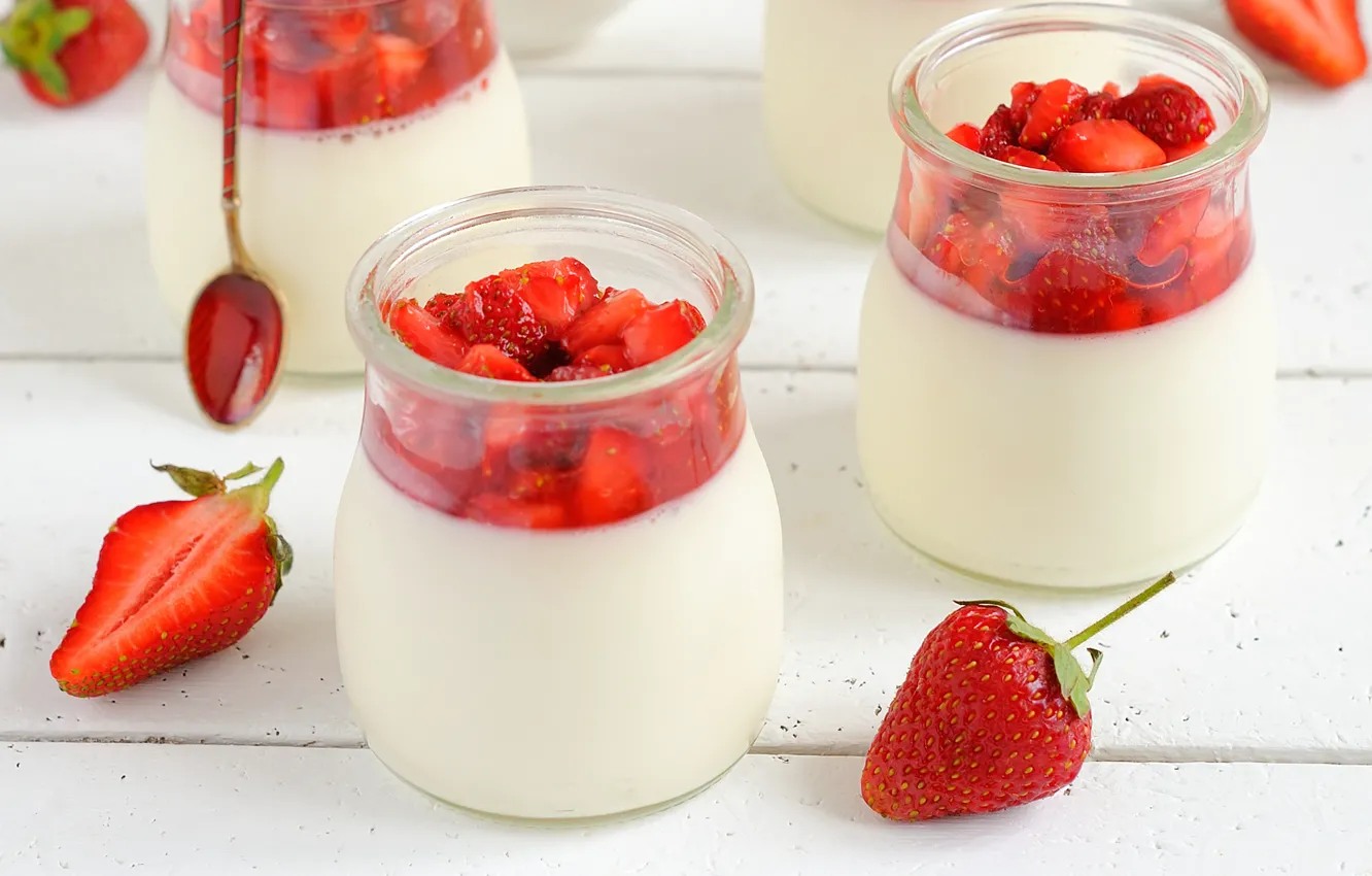 Фото обои сливки, клубника, ложка, стаканы, десерт, сладкое, Panna cotta, Панна котта