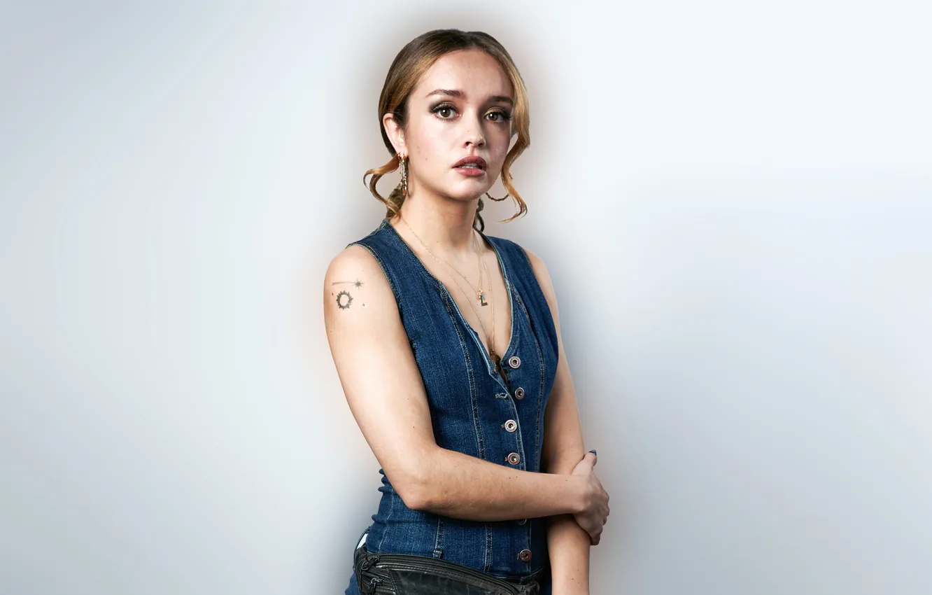 Фото обои поза, фон, портрет, актриса, красотка, Olivia Cooke, Оливия Кук
