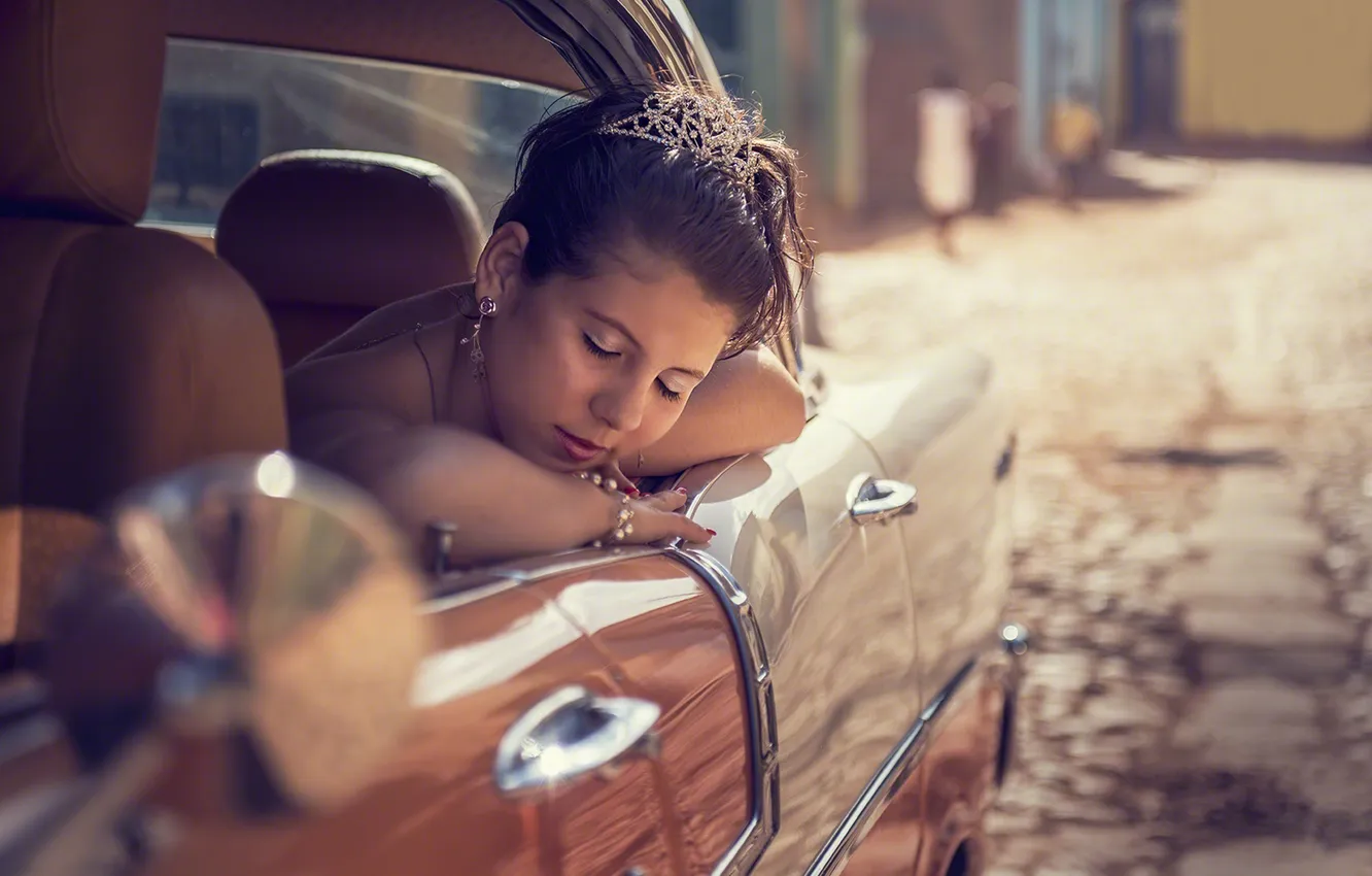 Фото обои машина, девушка, город, спит