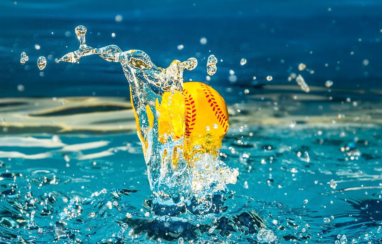 Фото обои вода, капли, мяч, всплеск, бассейн