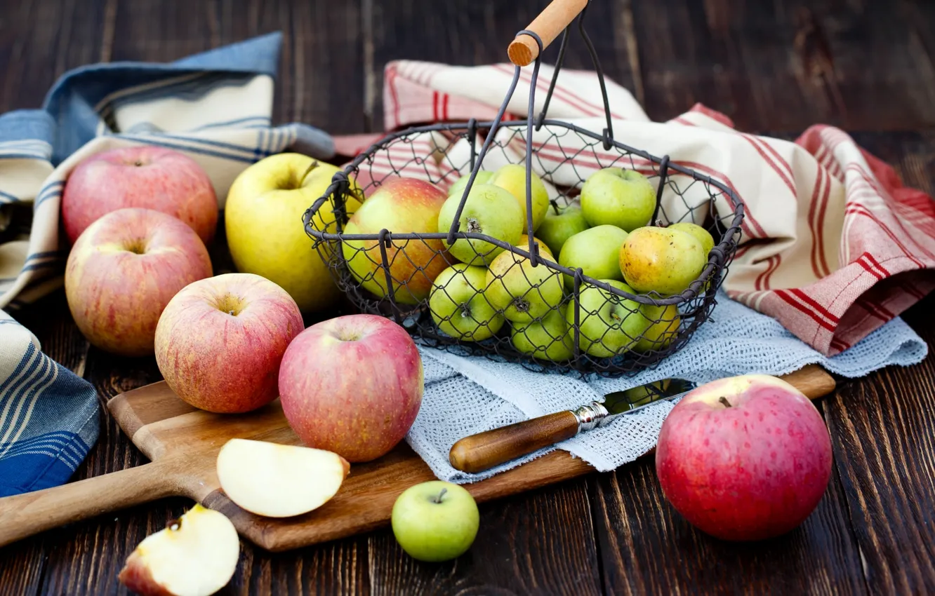Фото обои стол, яблоки, нож, доска, фрукты, корзинка, салфетки, Julia Khusainova