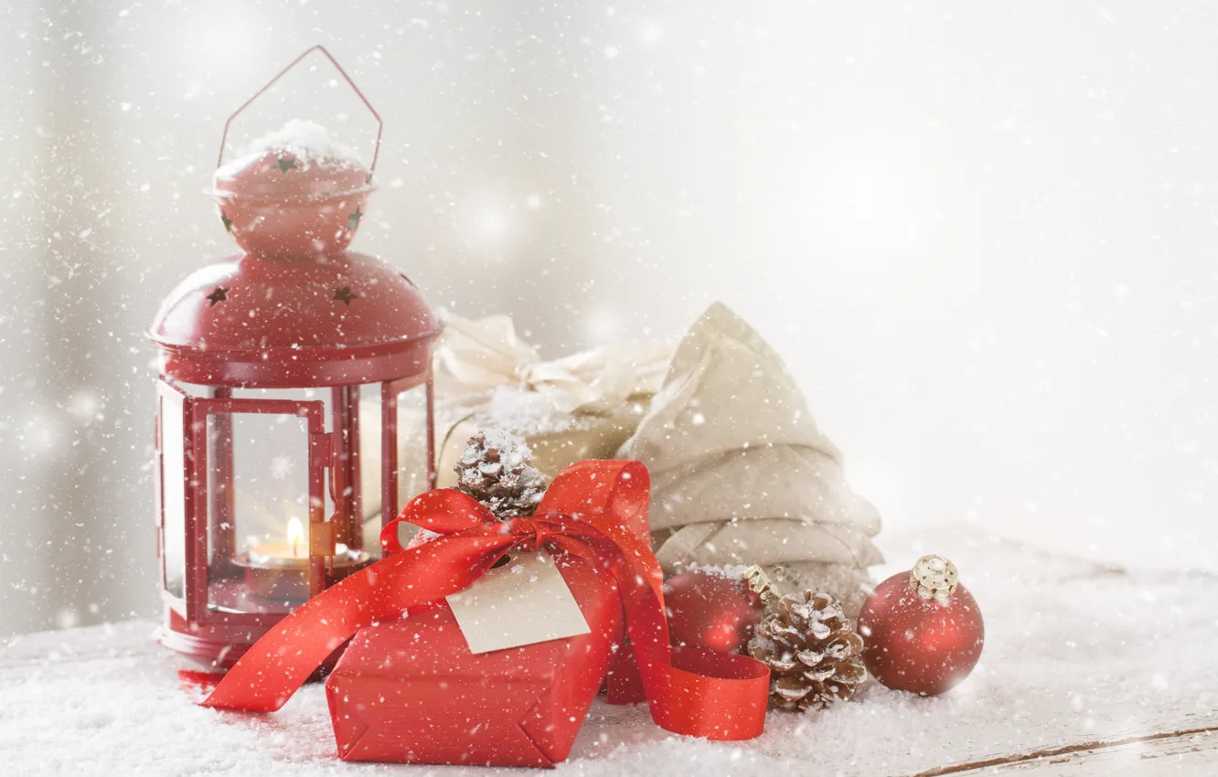 Фото обои зима, снег, фон, подарок, шар, Новый Год, фонарь, лента