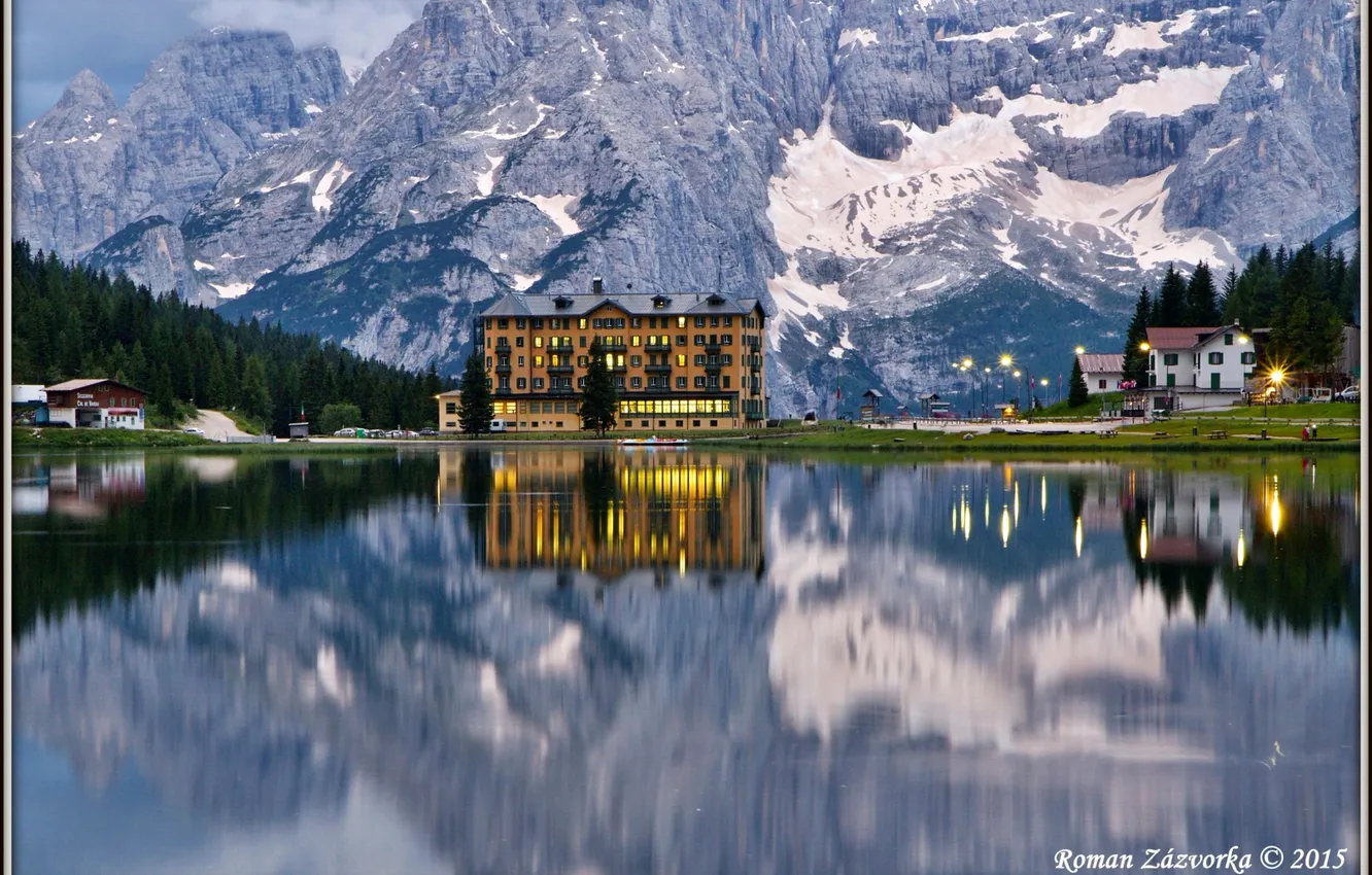 Фото обои горы, озеро, отражение, дома, Италия, Cadore Lake Misurina