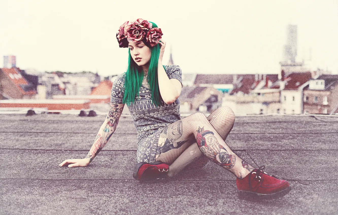 Фото обои крыши, зеленые волосы, legs, tattoos, roofs, red shoes, green hair, красные туфли