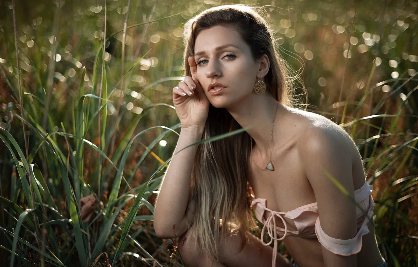 Фото обои поле, трава, девушка, свет, природа, поза, блики, поляна