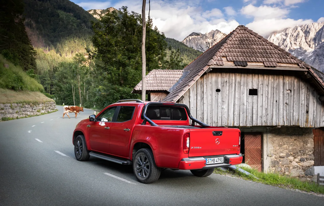 Фото обои дорога, горы, красный, дом, Mercedes-Benz, пикап, 2018, X-Class