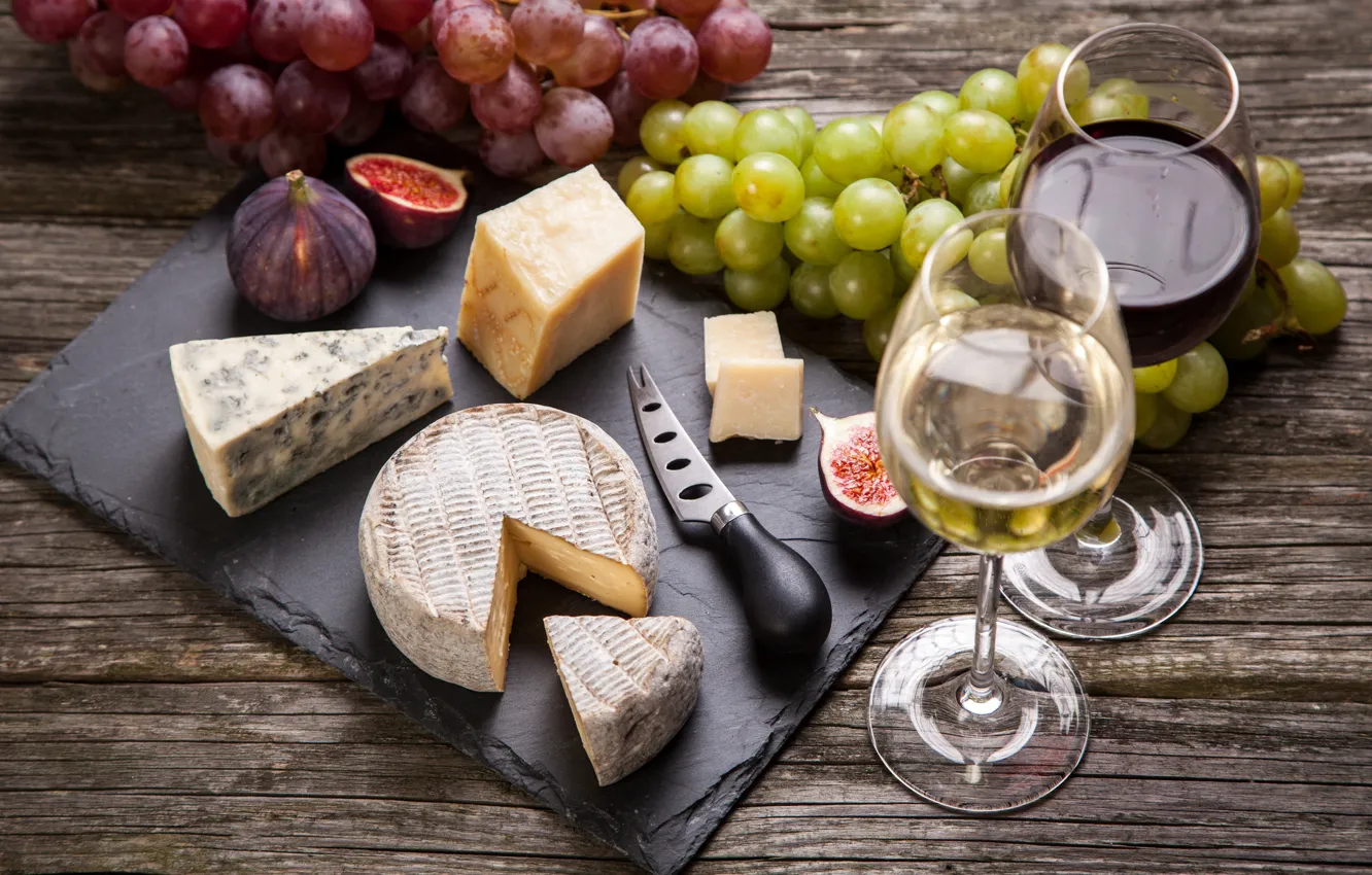 Фото обои вино, сыр, бокалы, виноград, нож, боке, инжир