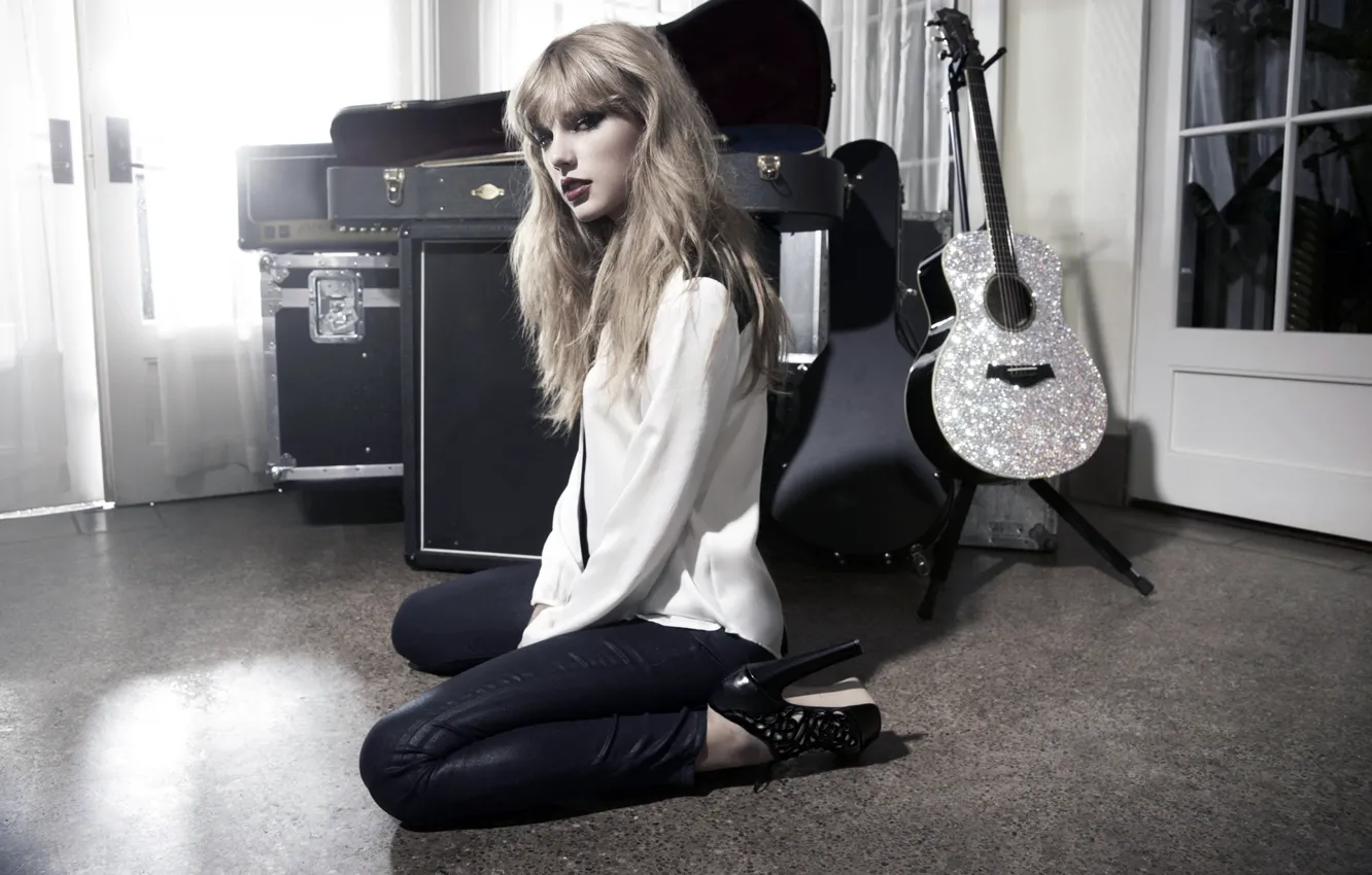 Фото обои девушка, фон, комната, гитара, Taylor Swift, Тейлор Свифт, красотка.певица