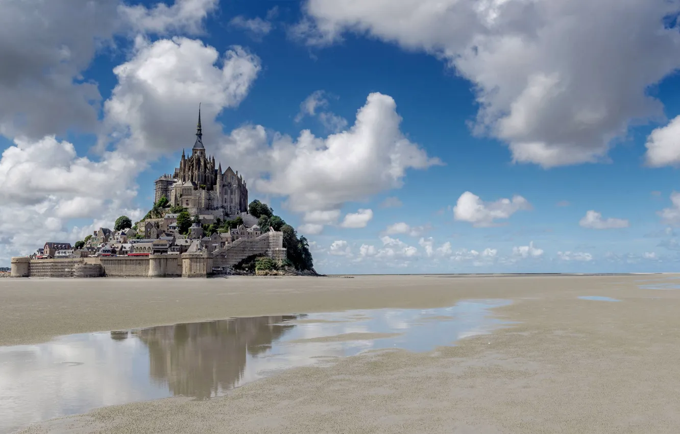 Фото обои облака, отражение, замок, Франция, отлив, монастырь, Нормандия, Мон-Сен-Мишель