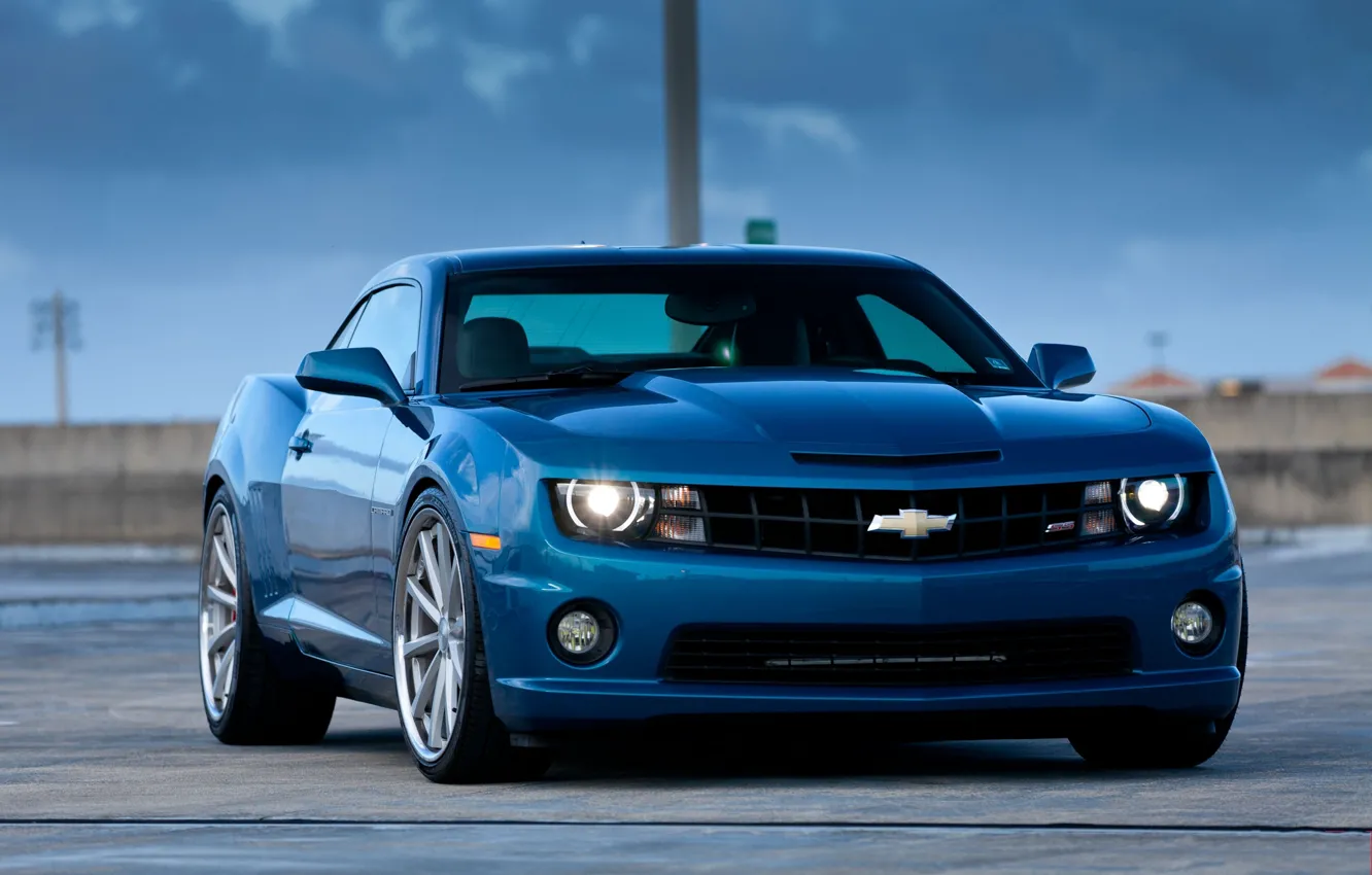 Фото обои синий, отражение, шевроле, chevrolet, blue, передок, свет фар, camaro ss