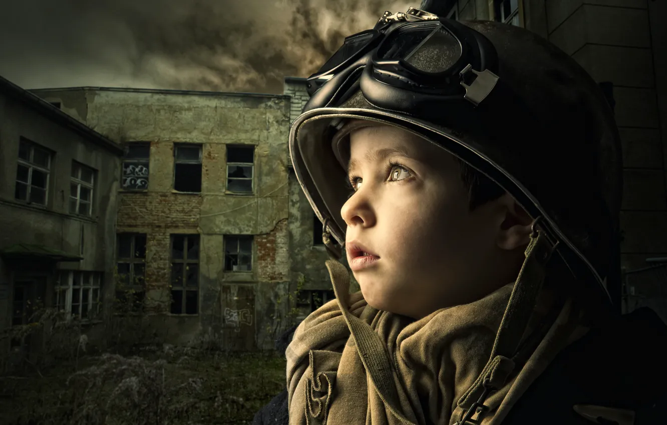 Фото обои здание, мальчик, очки, шлем, разруха, ребёнок