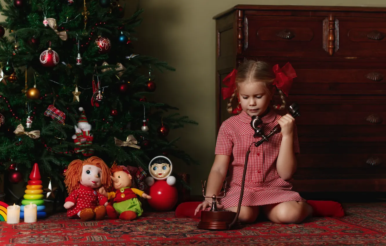 Фото обои украшения, праздник, игрушки, новый год, девочка, телефон, ёлка, ребёнок