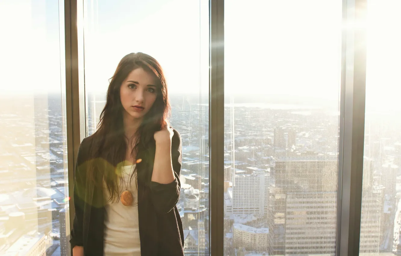 Фото обои девушка, брюнетка, окно, лучи солнца, Emily Rudd