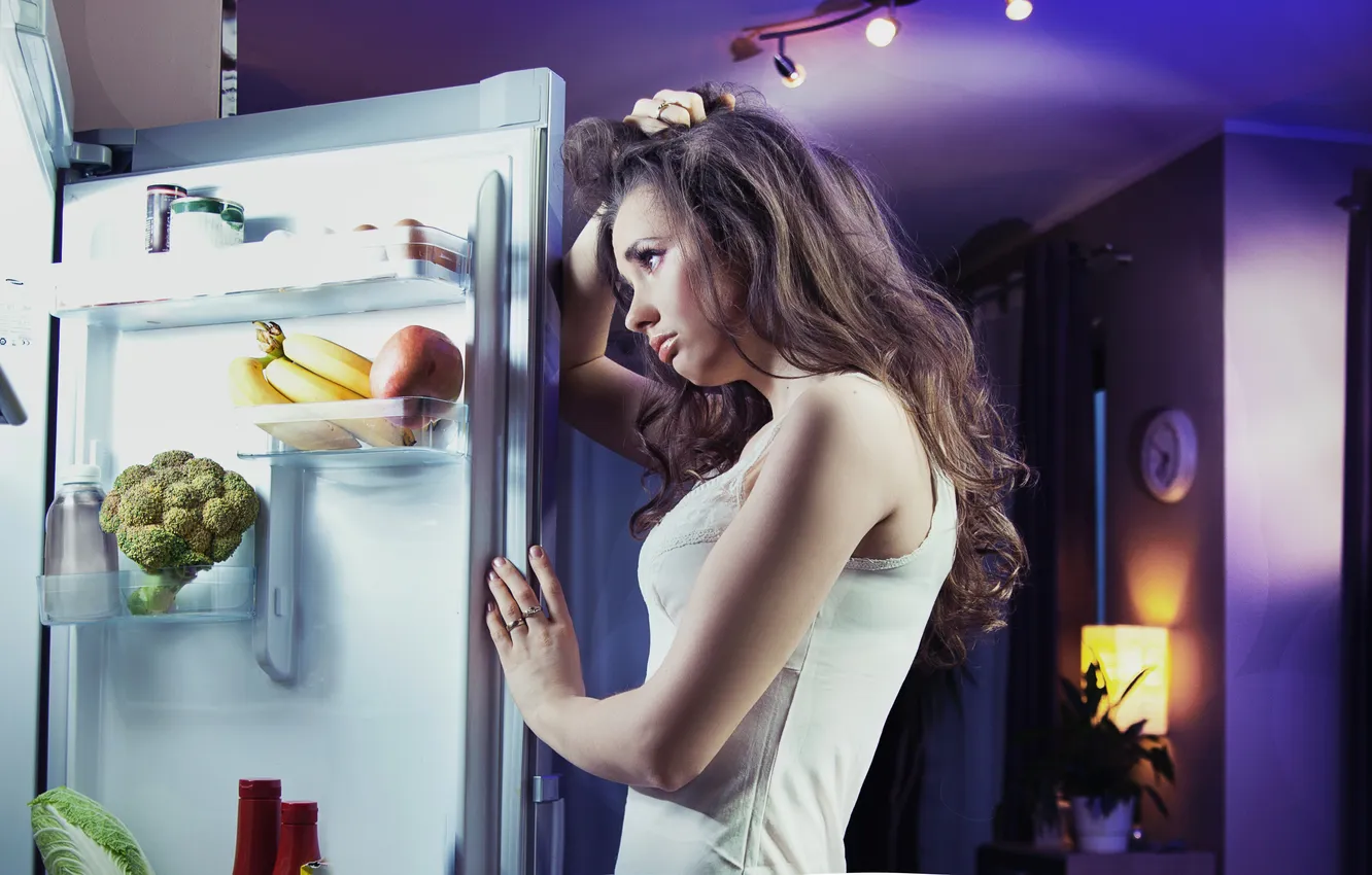 Фото обои девушка, задумчивость, ночь, яблоко, холодильник, кухня, бананы, шатенка