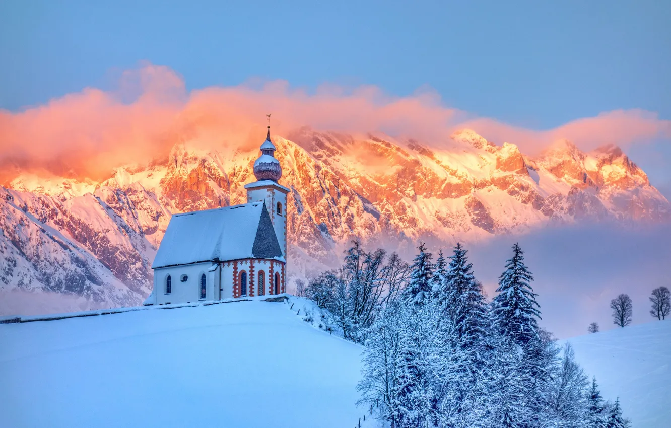 Фото обои зима, лес, снег, горы, холм, церковь, часовня