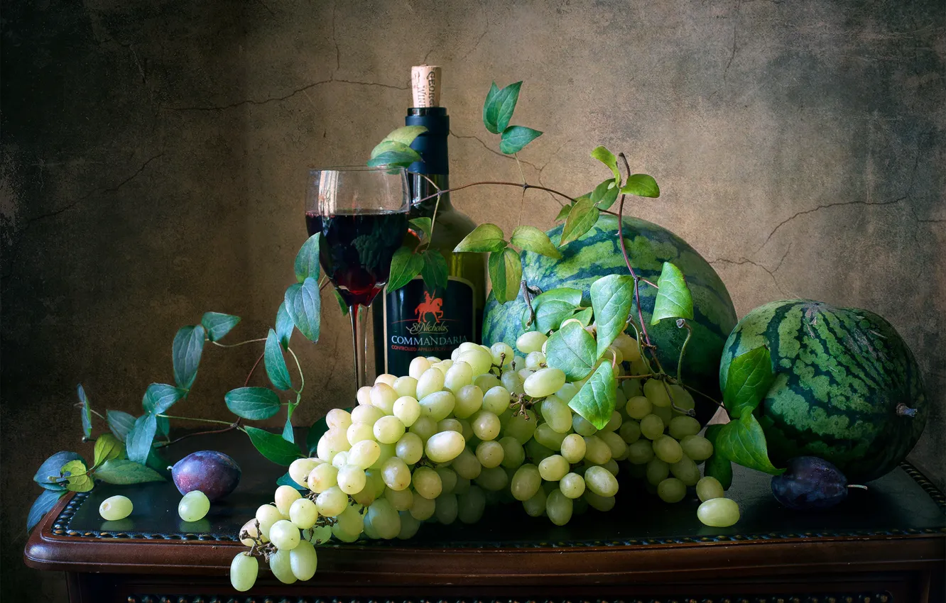 Фото обои ягоды, вино, бокал, бутылка, виноград, гроздь, фрукты, натюрморт