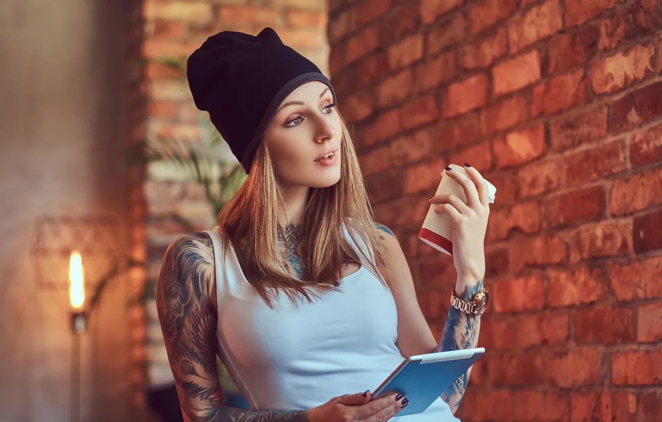Фото обои sexy, hat, computer, cup, interior, blonde, t-shirt, tablet