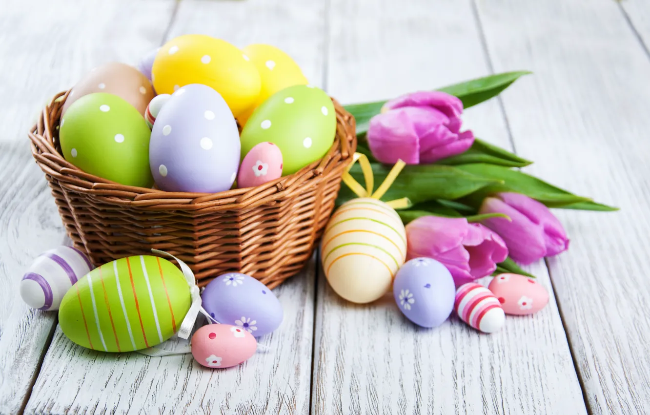 Фото обои цветы, яйца, весна, colorful, Пасха, тюльпаны, happy, wood