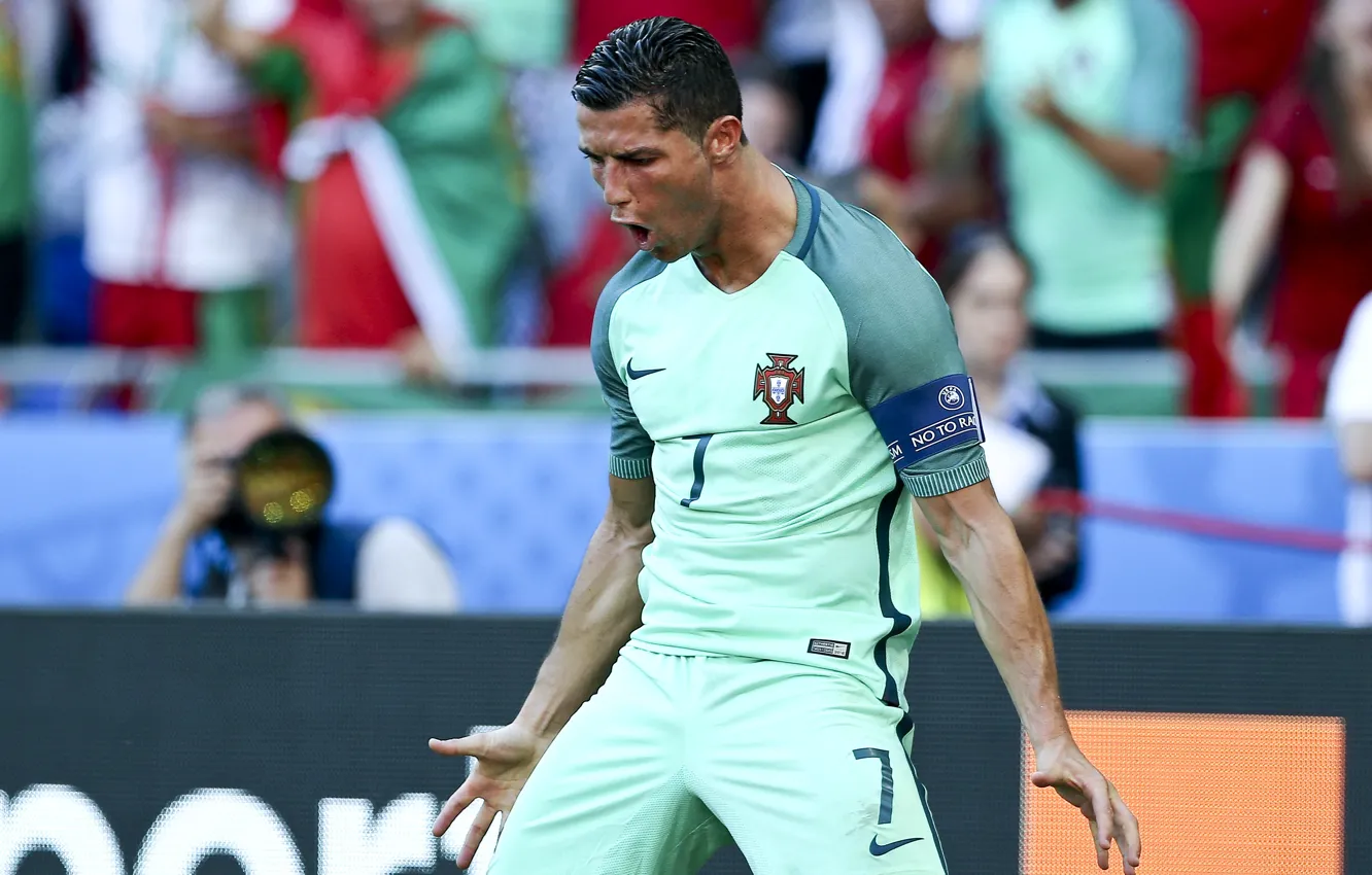 Фото обои футбол, спорт, форма, Португалия, Cristiano Ronaldo, легенда, футболист, крик