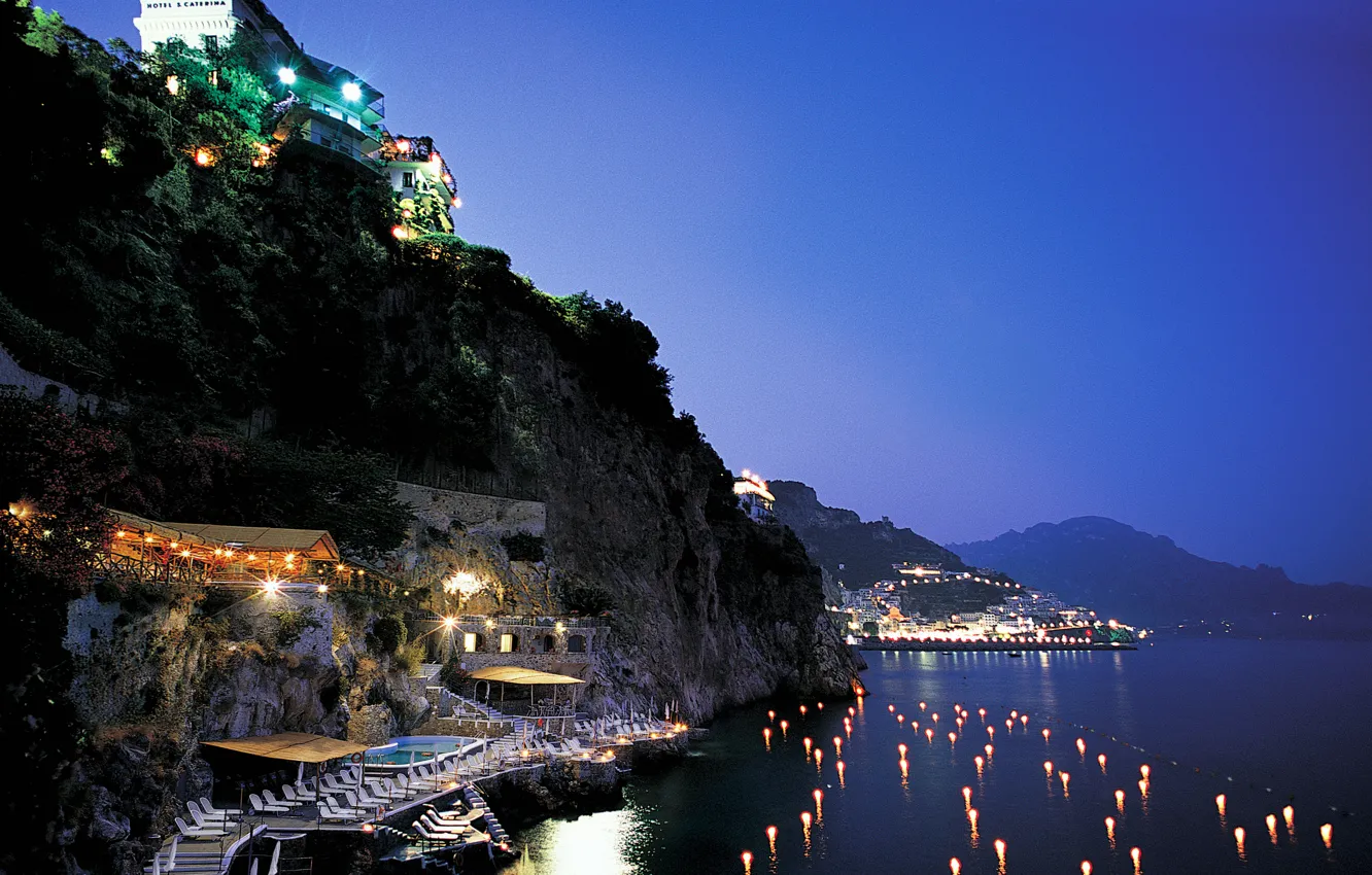 Фото обои огни, берег, вечер, причал, отель, Amalfi, Italia