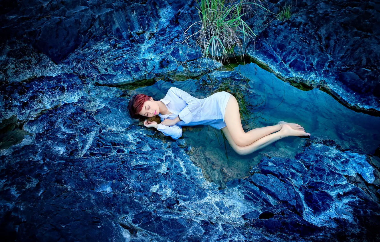 Фото обои вода, девушка, скалы