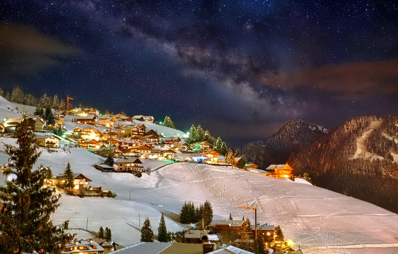 Фото обои зима, небо, звезды, снег, горы, ночь, огни, дома