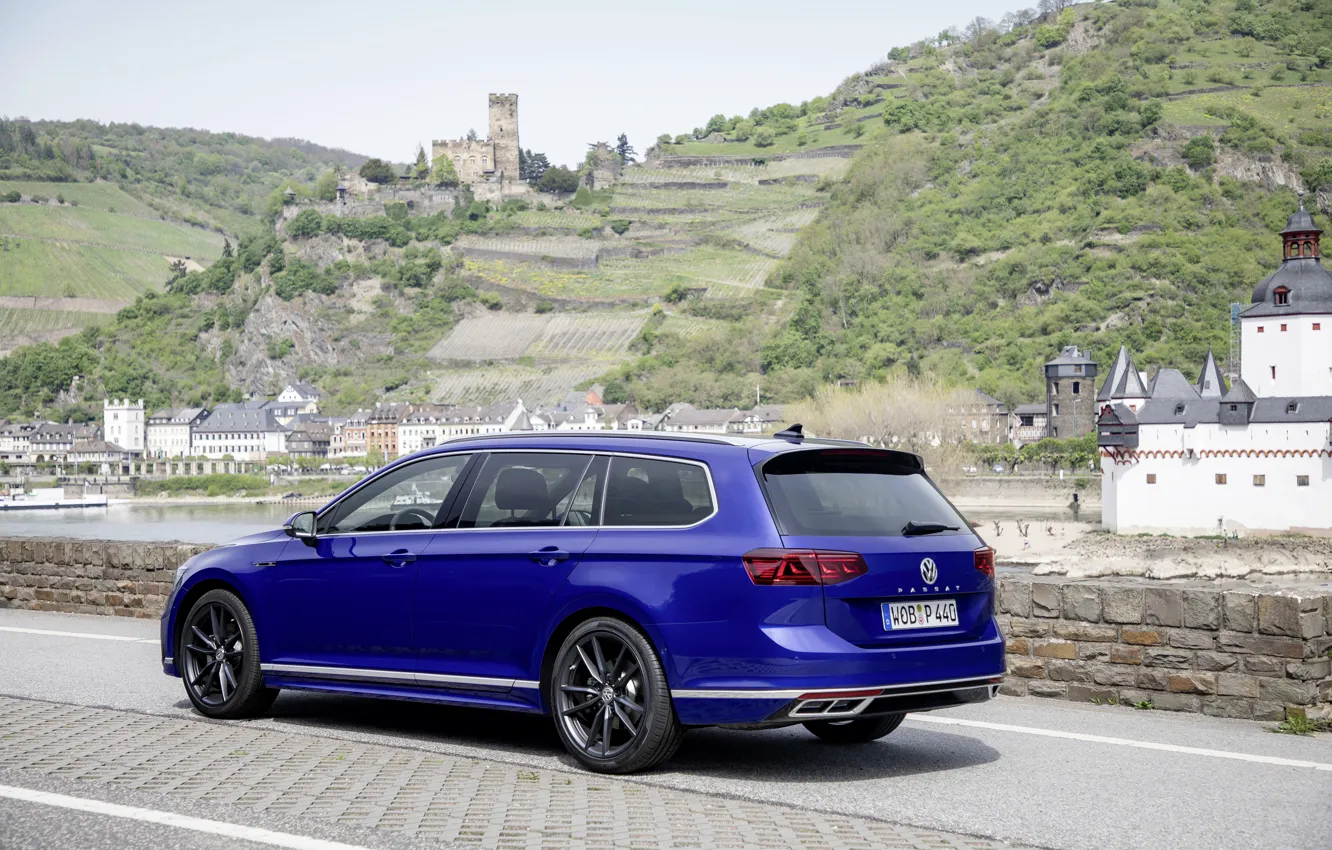 Фото обои синий, Volkswagen, на берегу, универсал, Passat, R-Line, Variant, 2019