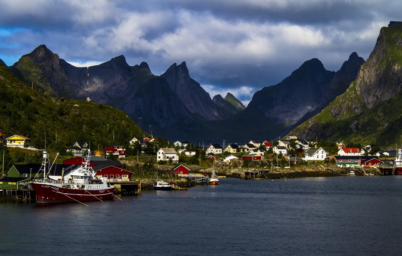 Фото обои небо, облака, горы, скалы, берег, лодка, вершины, дома