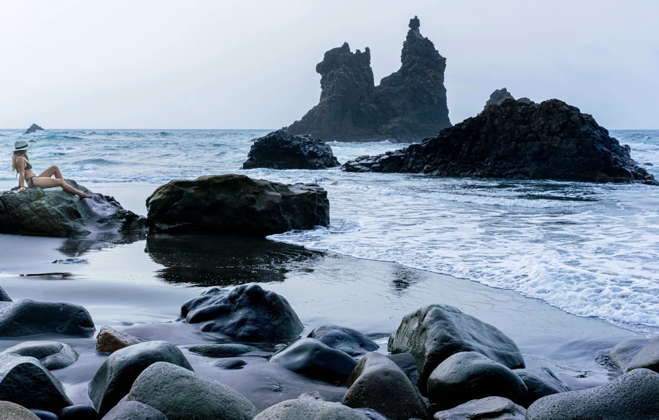 Фото обои море, девушка, скалы, берег