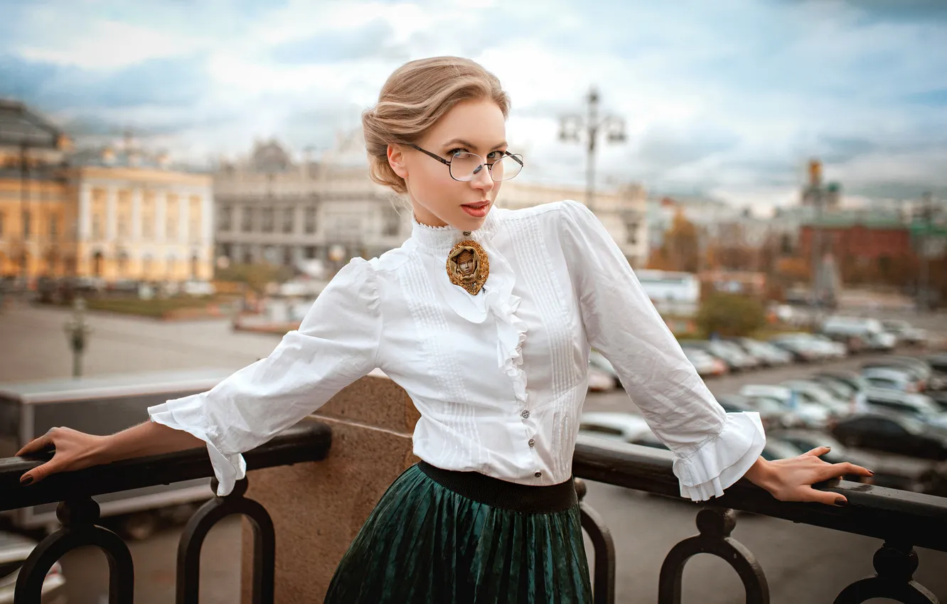Фото обои девушка, поза, стиль, руки, очки, блондинка, блузка, балкон