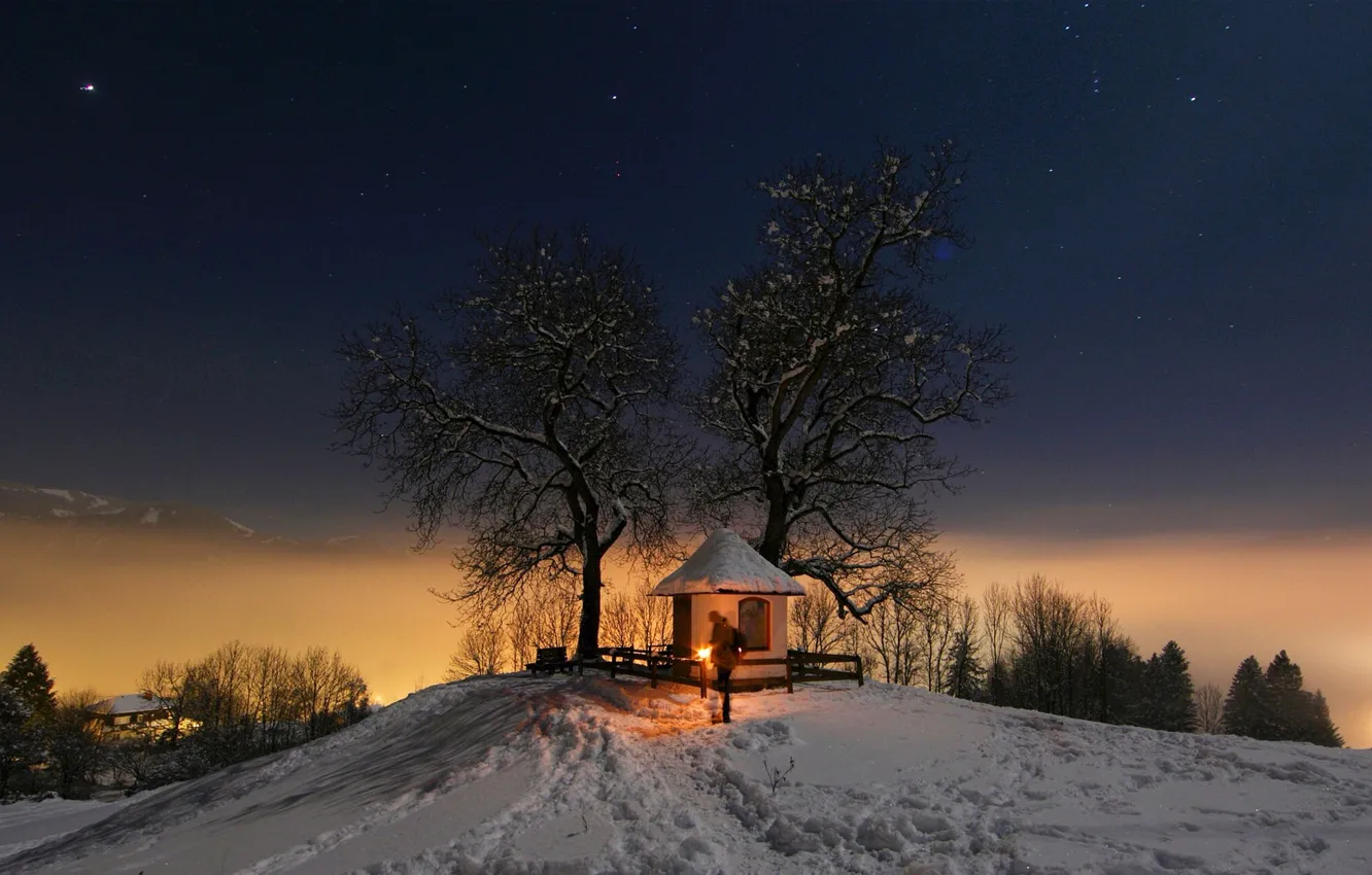 Фото обои зима, небо, снег, ночь, следы, часовенка
