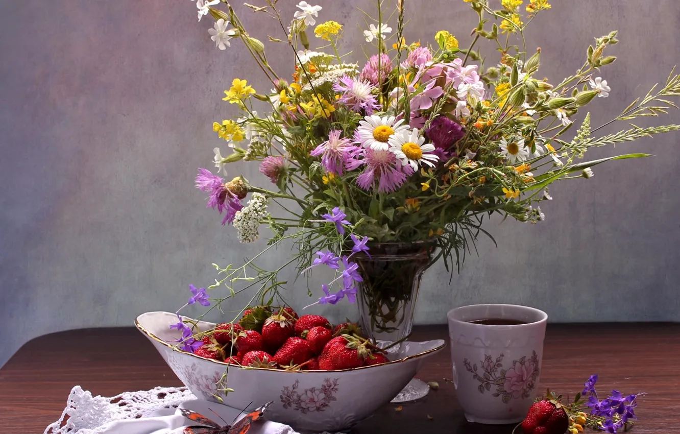 Фото обои лето, ягоды, ромашки, букет, клубника, чашка, натюрморт, полевые цветы