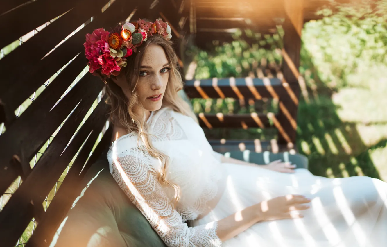 Фото обои девушка, венок, Luisa Bergy