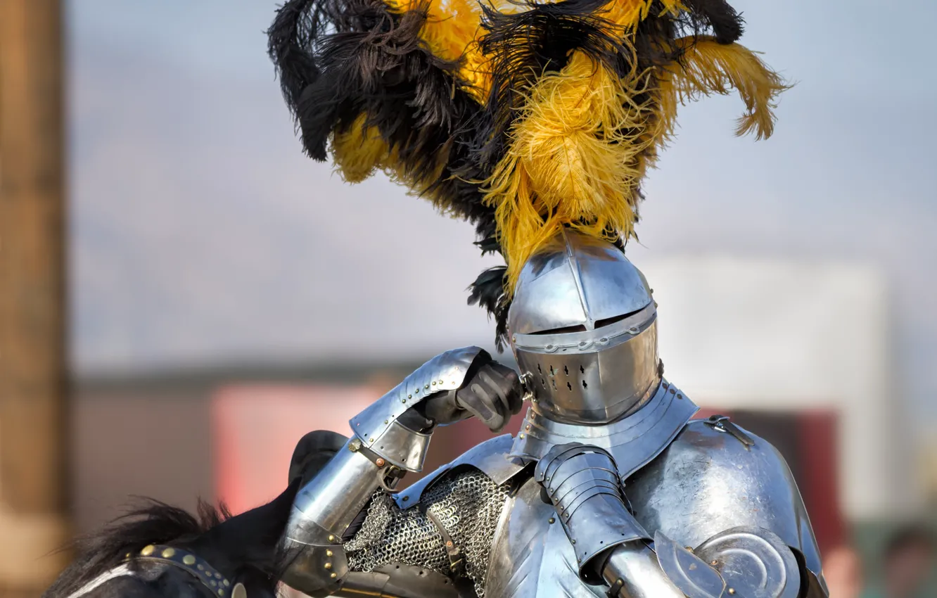 Фото обои металл, доспехи, перья, шлем, рыцарь