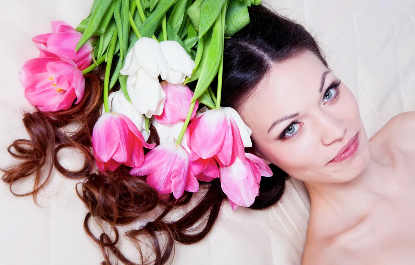 Фото обои девушка, цветы, макияж, брюнетка, прическа, тюльпаны