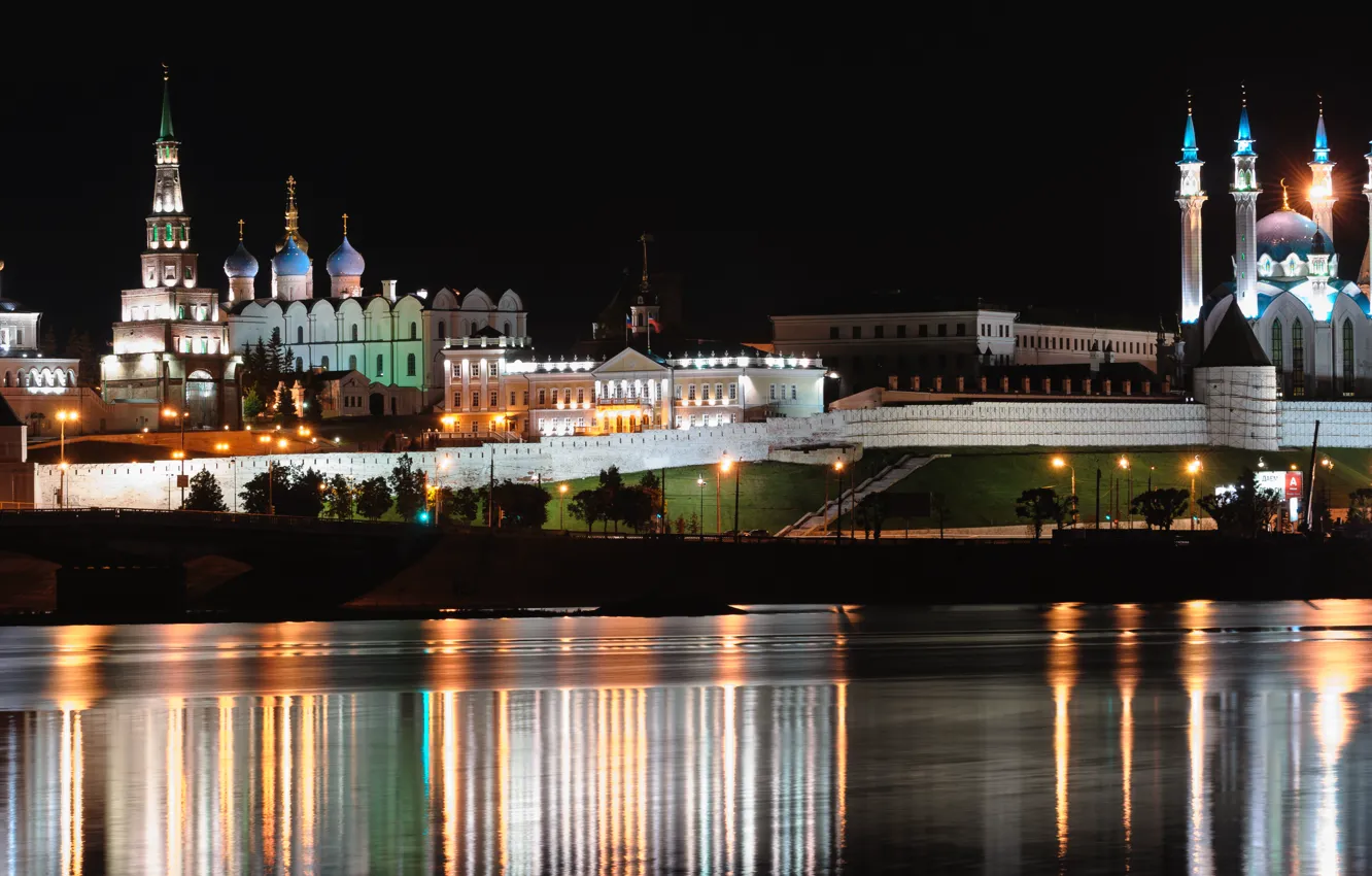 Фото обои отражение, Казань, Татарстан, река Волга, мечеть Кул-Шариф, казанский кремль ночью