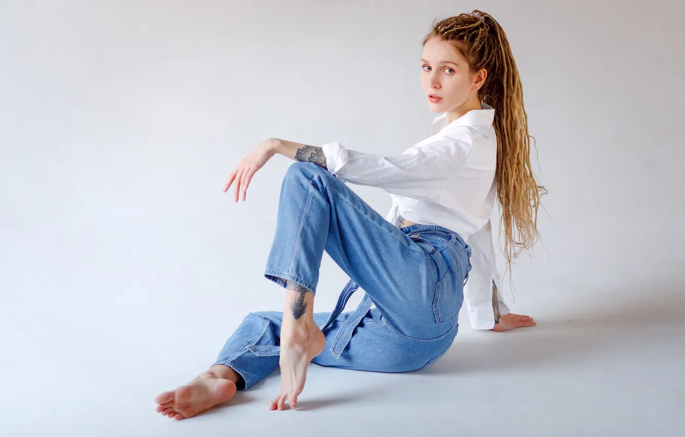 Фото обои studio, barefoot, model, tattoo, women, jeans, shirt, pants