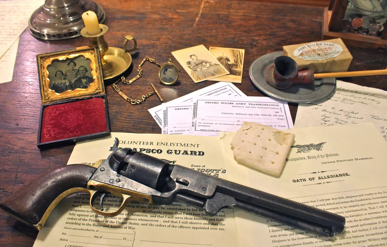 Фото обои оружие, стол, ствол, револьвер
