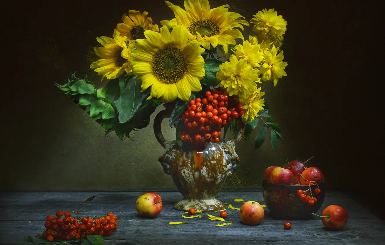 Фото обои подсолнухи, цветы, яблоки, кувшин, натюрморт, рябина, грозди, золотые шары